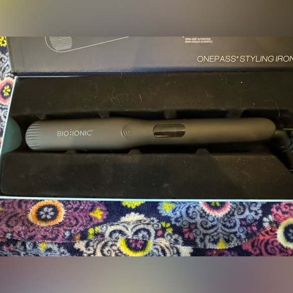 Bio Ionic One pass Flat Iron. 1 inch Silicone plates. Used maybe 5-6 times - Picture 2 of 9